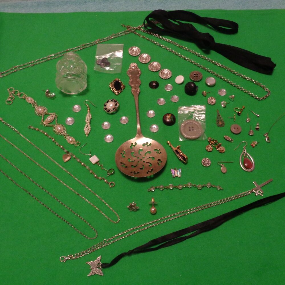 VINTAGE SERVER CURVY BOTTLE JEWELRY PARTS & PIECES LOT